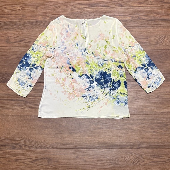 🔥🔥🔥Rose & Olive White and Blue Floral Blouse Size: Medium🔥🔥🔥 - Picture 5 of 6